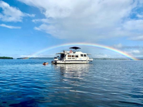 Wangi Wangi Houseboat on Lake Macquarie, no boat license required.